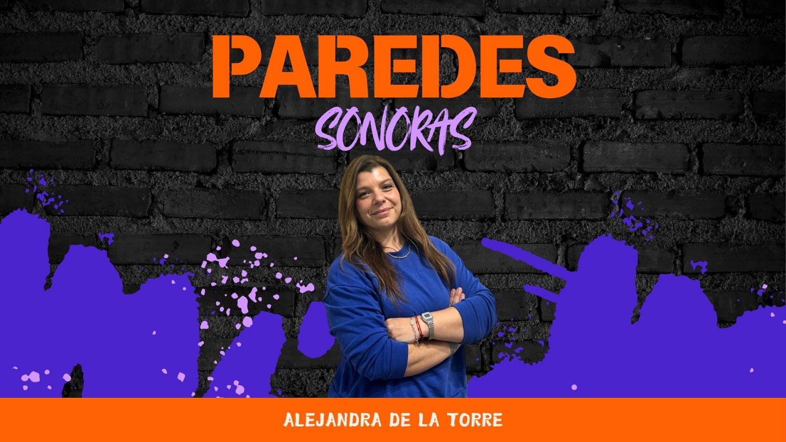Mujer con jersey azul y brazos cruzados ante un muro negro con pintura morada. Título "PAREDES SONORAS" en naranja.