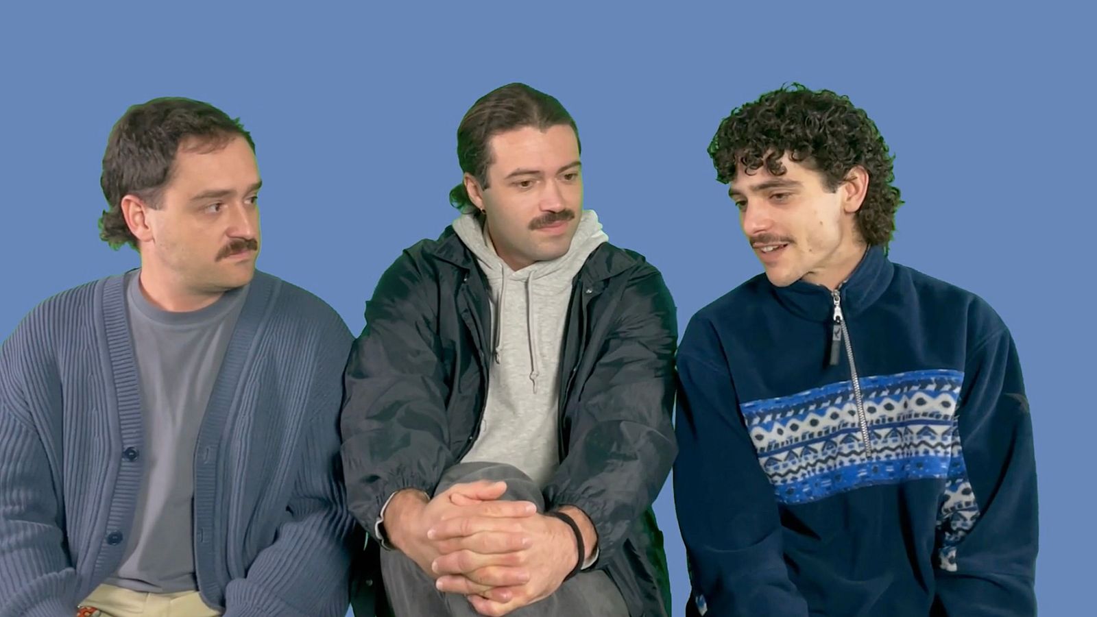 Tres hombres sentados conversan en un programa llamado "Talking Hits", episodio "Puño Dragón", emisión 02/04/2025.