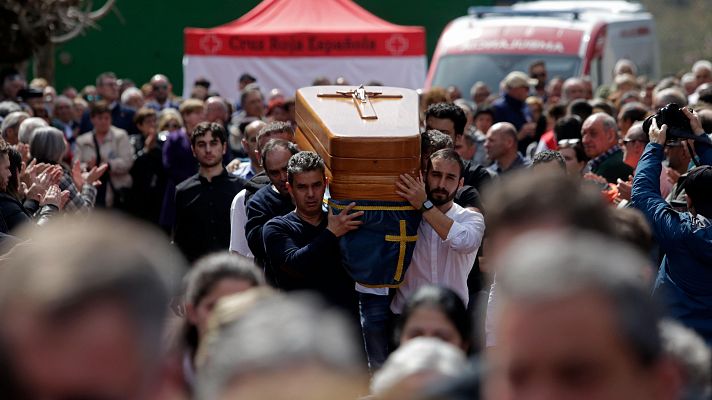 Telediario 1 - Miles de personas despiden a cuatro de los mineros muertos en Cerredo