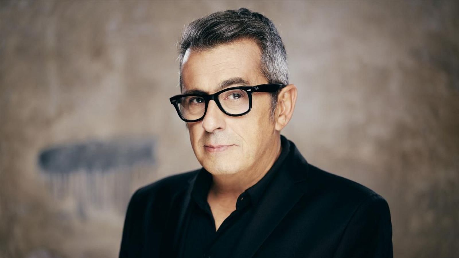 El humorista catalán estrena programa semanal de comedia en prime time con un enfoque fresco e irreverente sobre la actualidad. Muy pronto en RTVE.