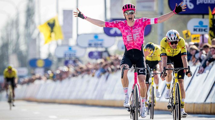 Ciclismo - Powless le arrebata la victoria a Van Aert y un Visma a bloque en A Través de Flandes