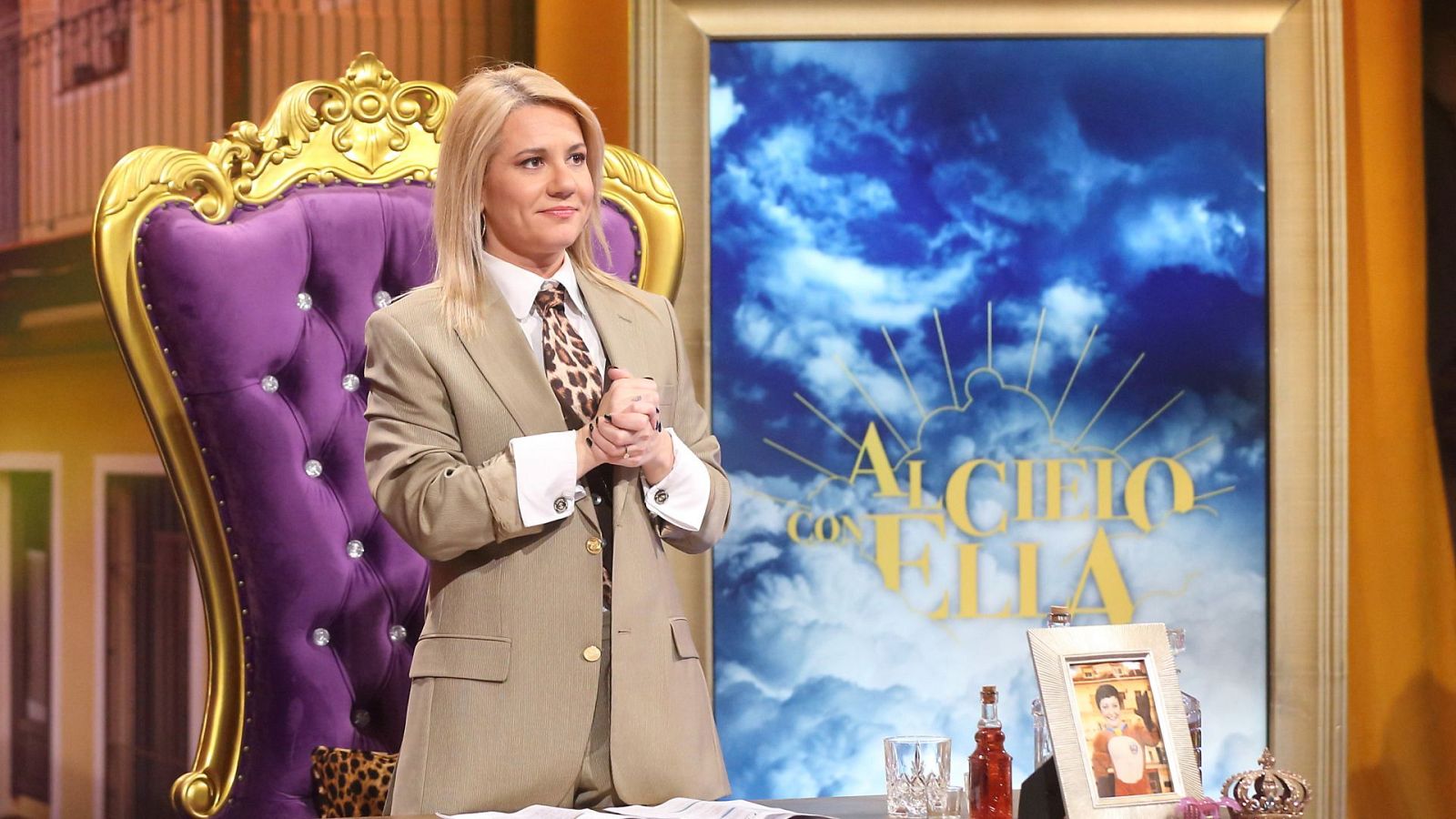 Henar Álvarez repasa la serie de la que todo el mundo habla - Al cielo con ella | Ver