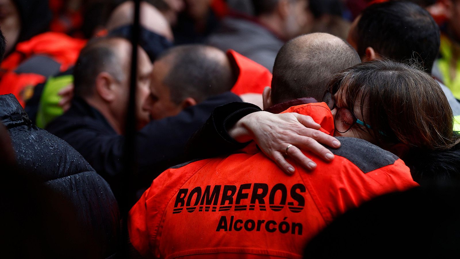 Se investigan las causas del incendio en un garaje de Alcorcón | Ver