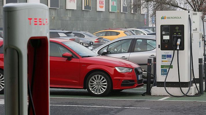 La tarde en 24h - Los expertos señalan que los coches eléctricos no son menos seguros frente a los de combustión
