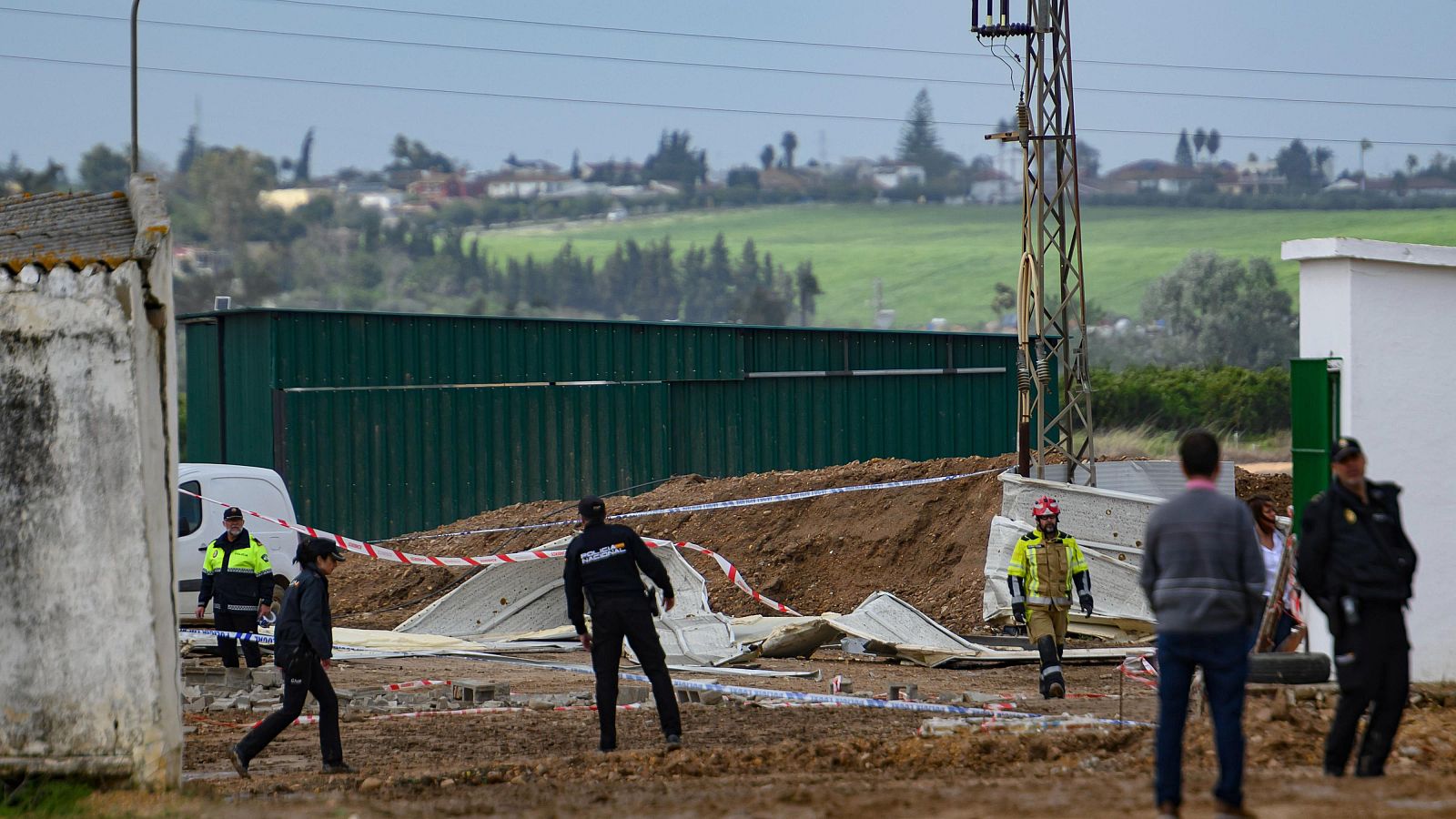 Tres muertos tras el derrumbe de una nave agrícola en Sevilla | Ver