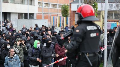 15 ertzainas heridos en el desalojo de un centro okupado en Bilbao | Ver
