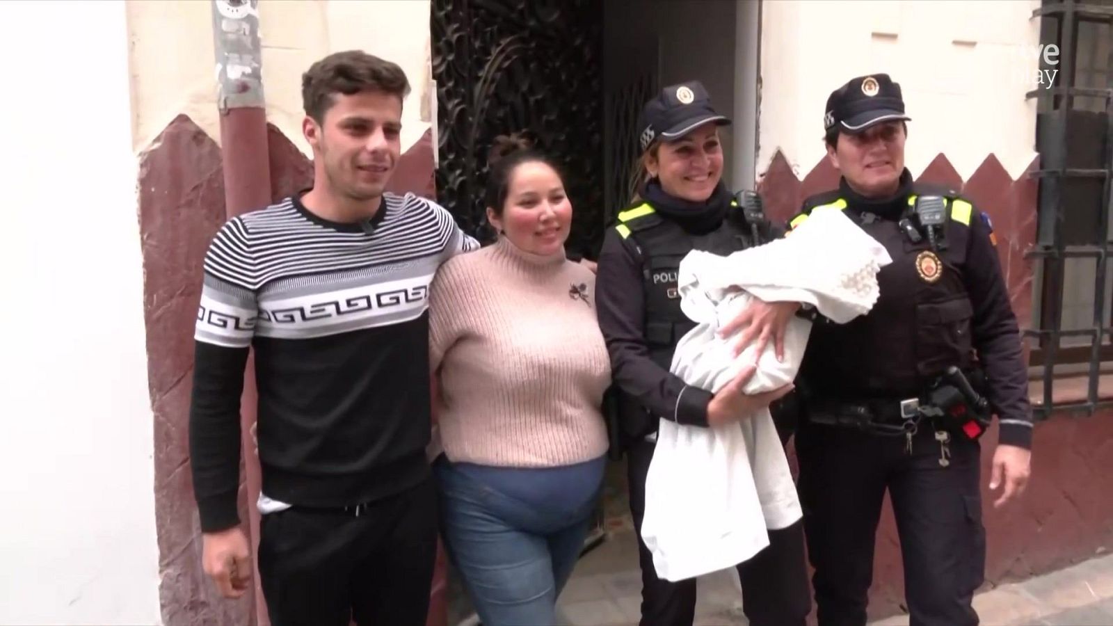 Dues agents salven la vida a un nadó de 18 dies | L'altaveu - L'altaveu | Veure