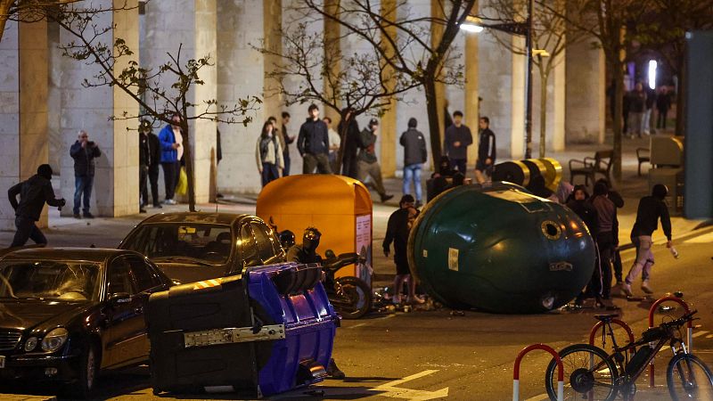 Momentos de tensión y varios altercados por el desalojo de un edificio okupado en Bilbao