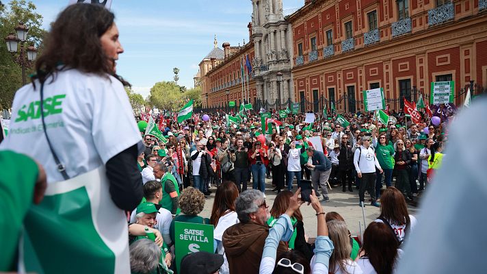 Telediario Fin de Semana - Miles de personas marchan en Sevilla en defensa de la sanidad pública