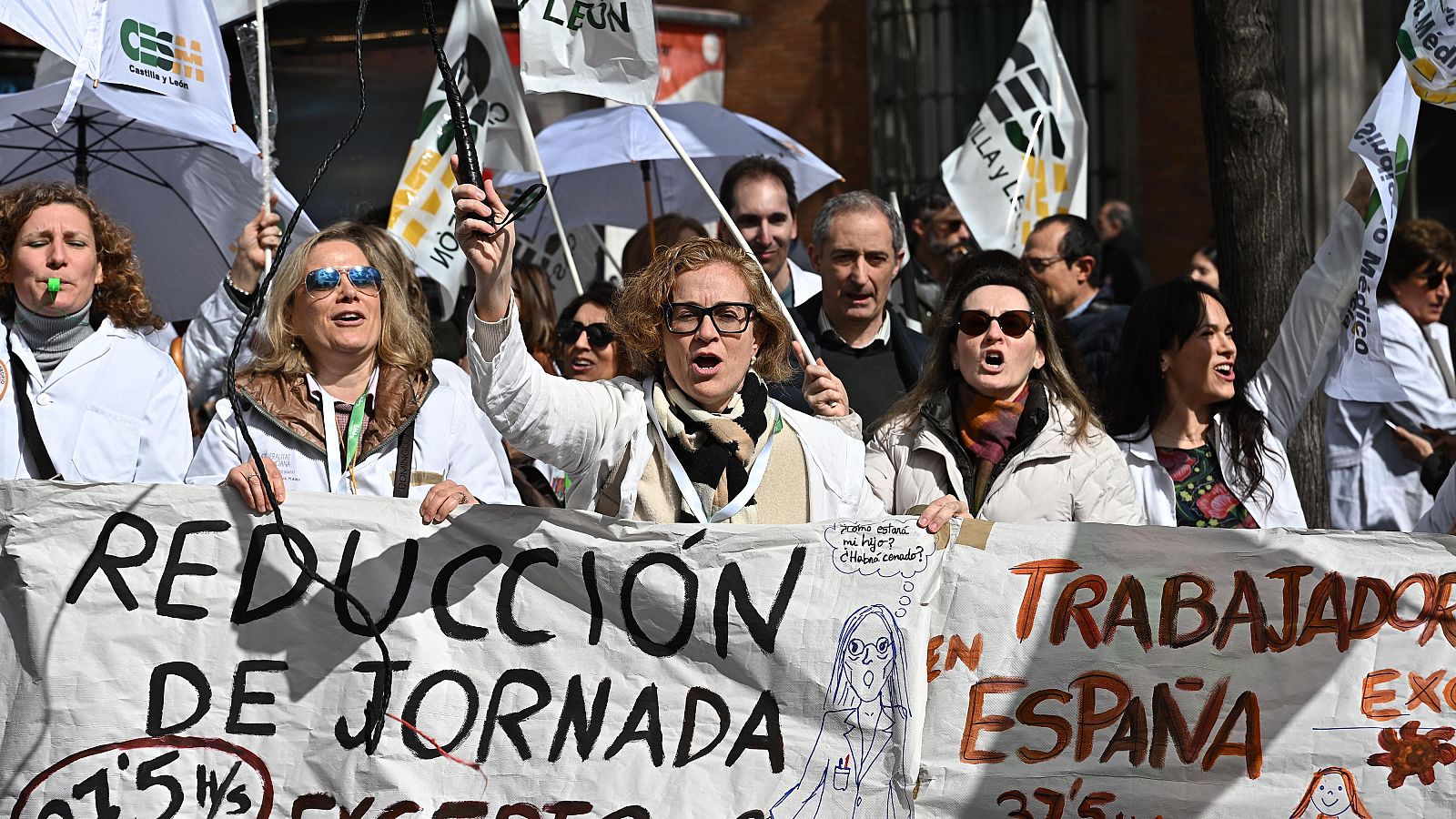 Los médicos protestan ante Sanidad por la reforma de su estatuto | Ver