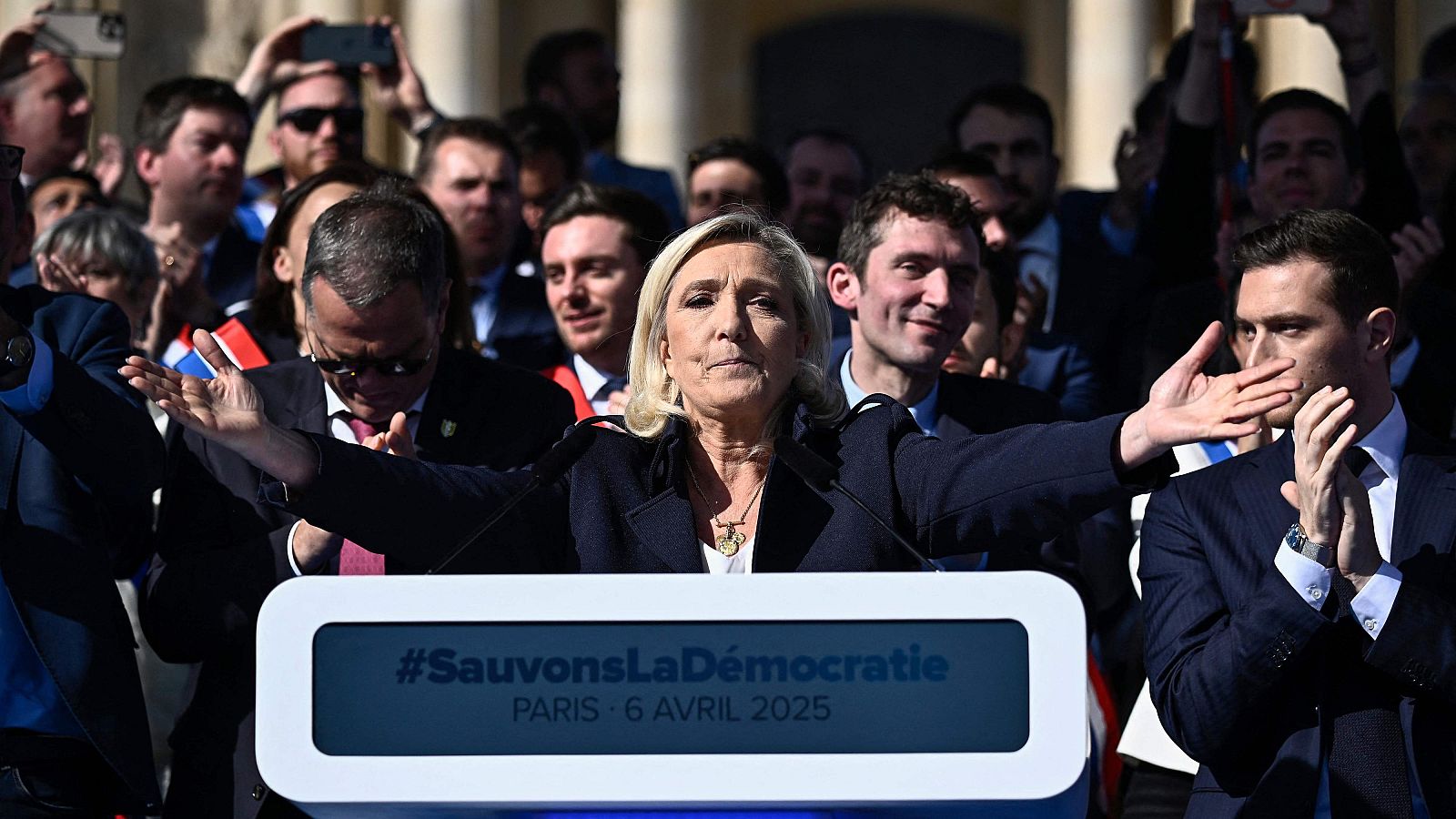 Marine Le Pen: "Ha sido una decisión política" - Fin de semana 24h | Ver
