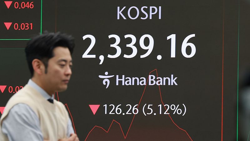 Las bolsas asiáticas abren la semana con fuertes desplomes por los aranceles de Trump