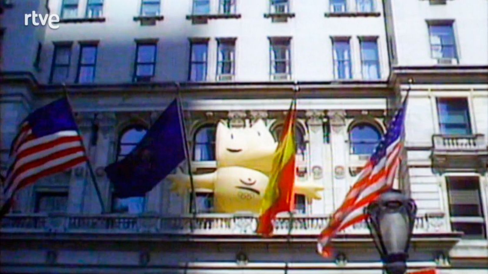 Cobi, la mascota de los JJOO Barcelona 92, visita Nueva York - Telediario Fin de Semana | Ver