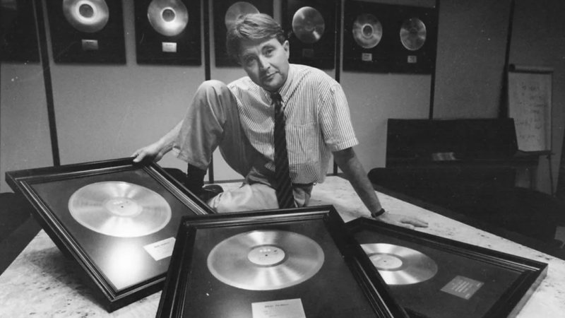 El cantante Manolo Díaz publica un libro sobre su carrera musical | Ver