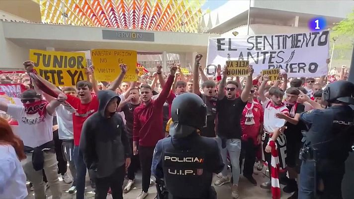 Los Deportes de La1 - Las protestas de los aficionados del Sevilla contra la directiva del club se desbordan