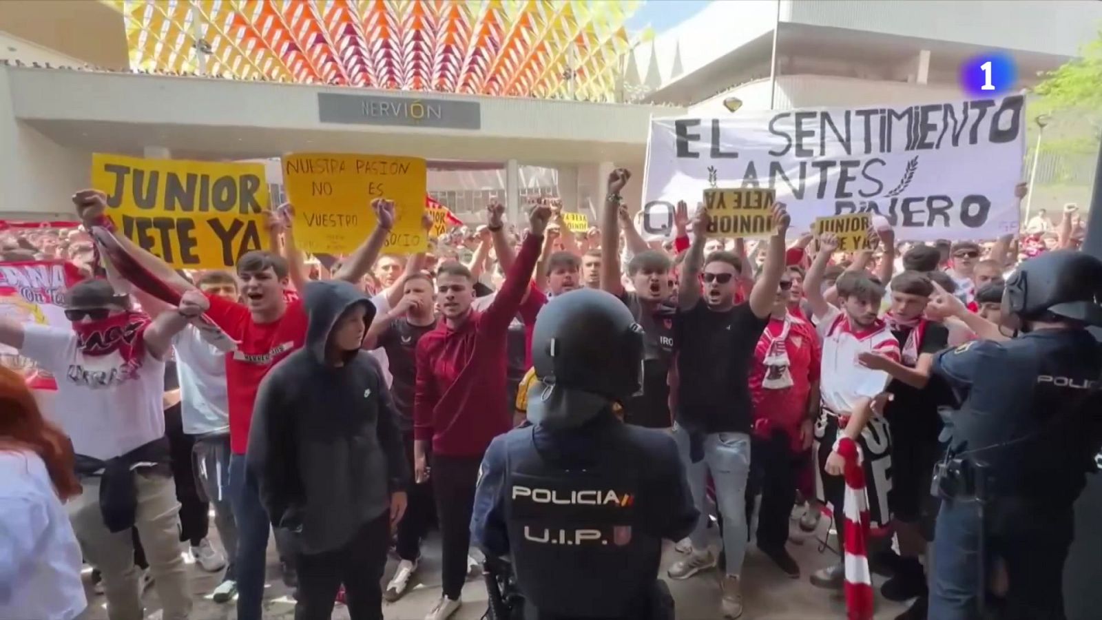 Las protestas de los aficionados del Sevilla se desbordan - Los Deportes de La1 | Ver