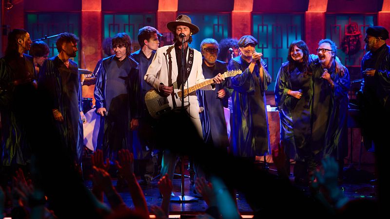 La Revuelta | Leiva y su dream team cantan "El polvo de los días raros"