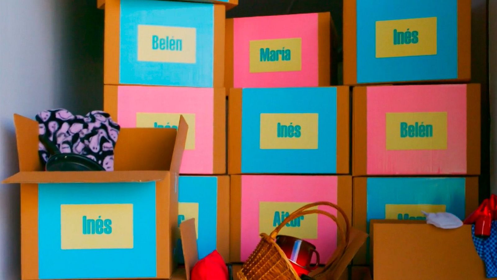 María Patiño, Belén Esteban, Aitor Albizua e Inés Hernánd ya tienen sus pertenencias en Prado del Rey. 'La Familia de la Tele', muy pronto en las tardes de RTVE