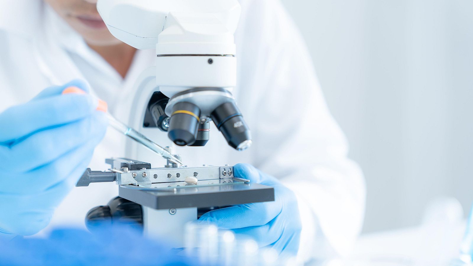 España aumenta la partida de su programa para atraer científicos del extranjero - Telediario 1 | Ver