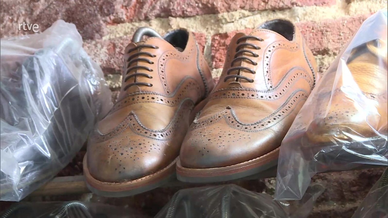 Un hospital de zapatos - Aquí hay trabajo | Ver