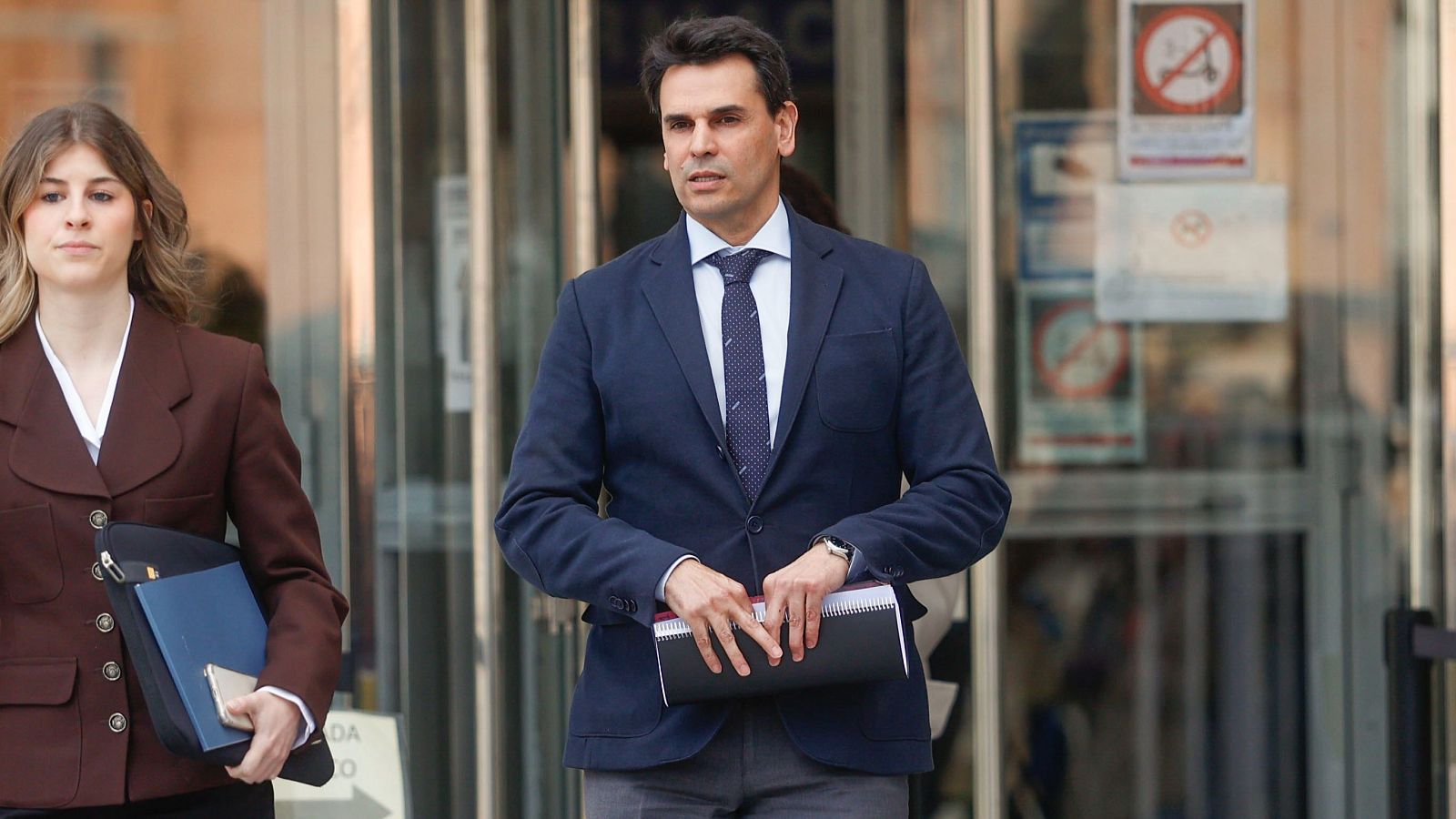 La pareja de Ayuso defiende la legalidad de sus negocios | Ver