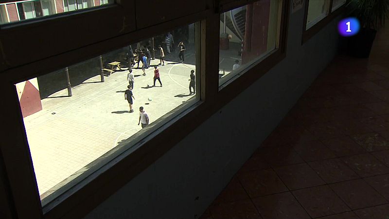 Clam contra el tancament de grups a les escoles públiques a infantil i a l'ESO - L'Informatiu | Veure