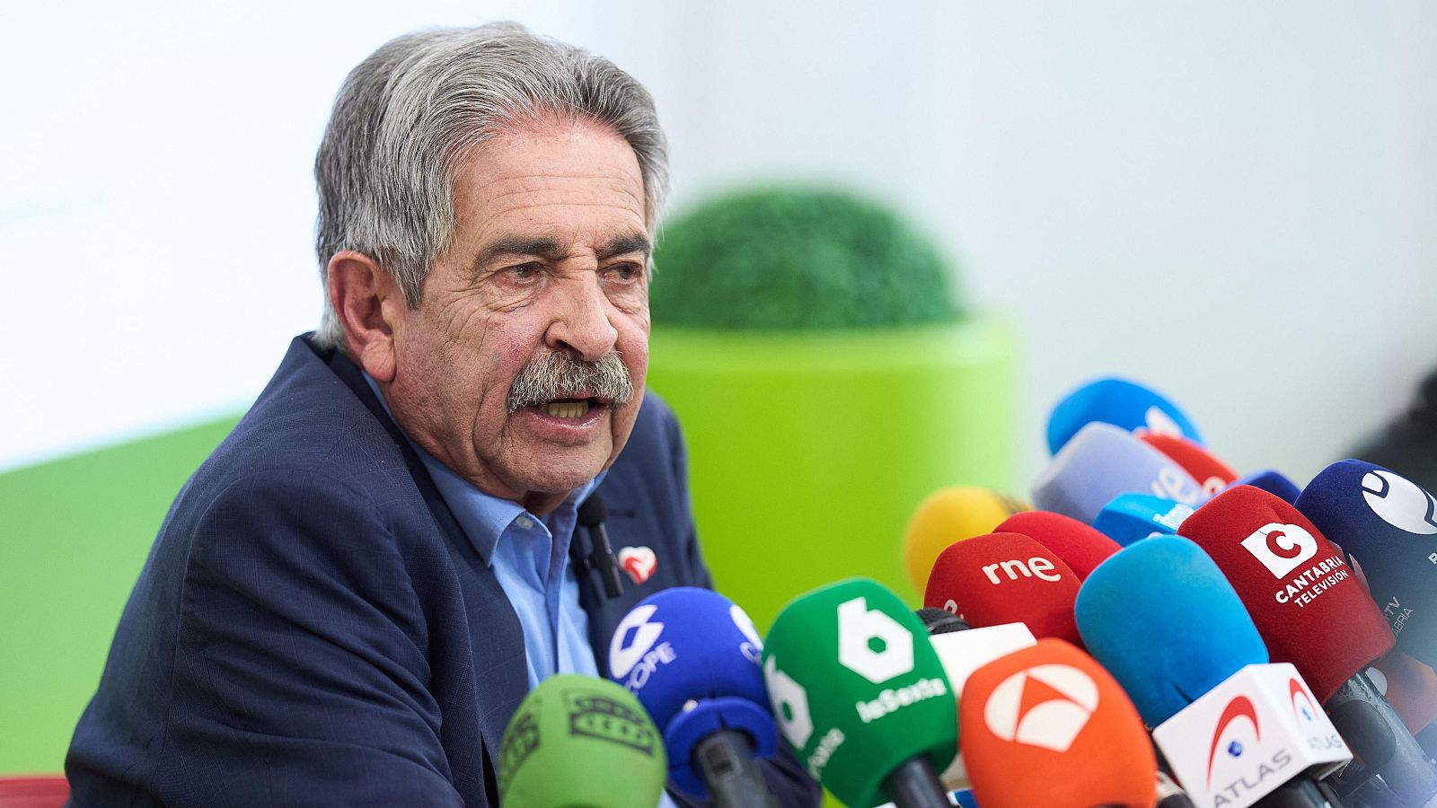 No es obligatorio que Revilla y el emérito acudan al acto de reconciliación - Malas lenguas | Ver