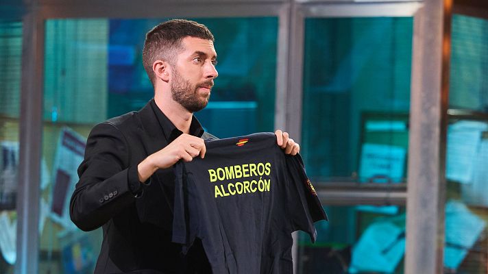 La Revuelta - Broncano homenajea a los bomberos de Alcorón