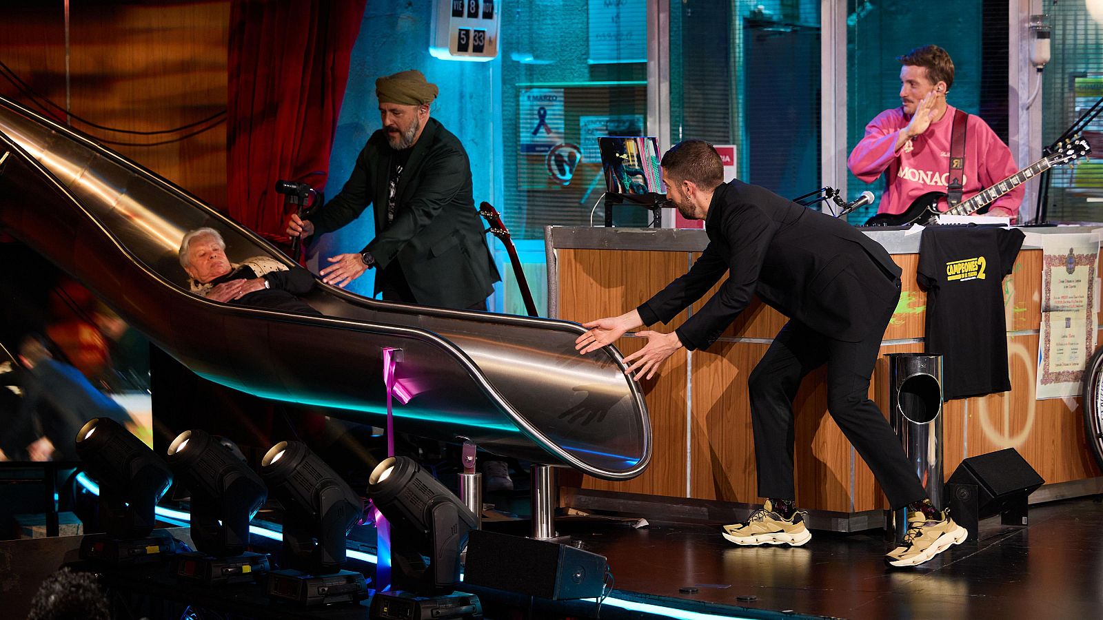 La Revuelta | Jorge Ponce estrena nueva locura: ¡un tobogán! - La Revuelta | Ver