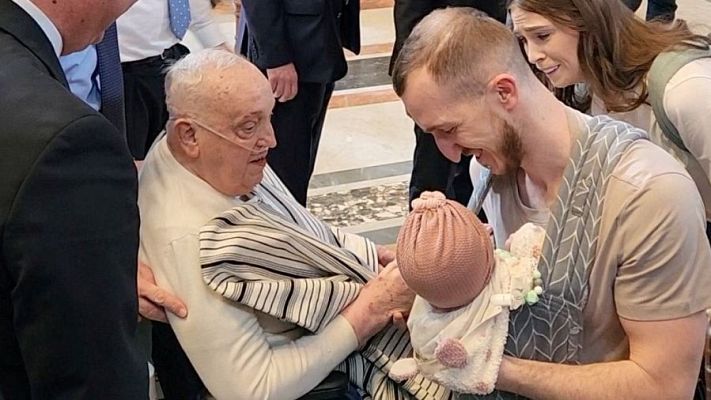 Informativo 24h - El papa Francisco visita por sorpresa la basílica de San Pedro