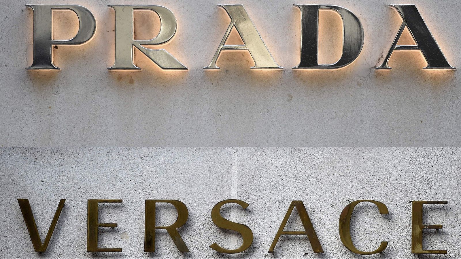 Prada compra Versace por 1.250 millones de euros - Telediario 1 | Ver