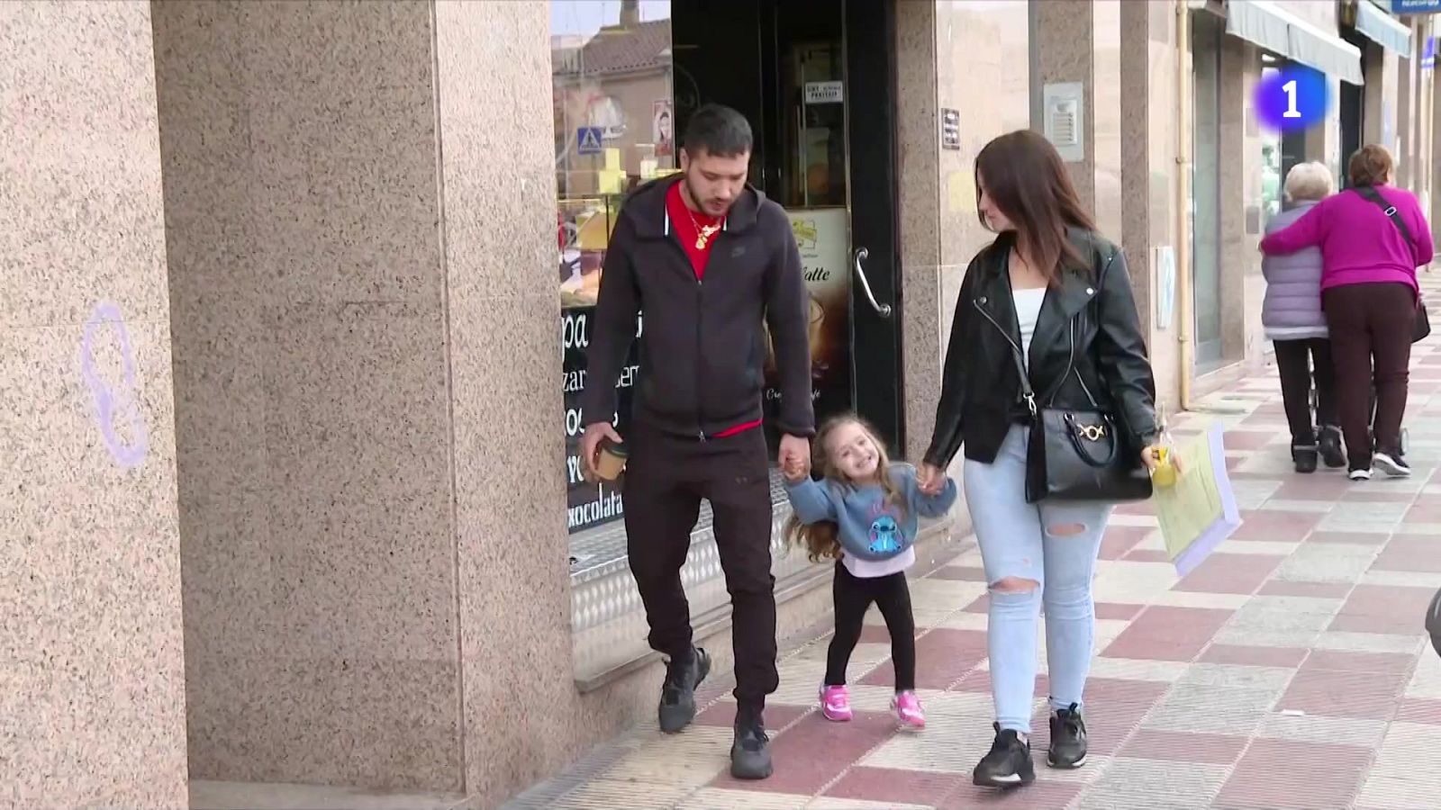 Tres anys per poder inscriure la seva filla al Registre Civil - L'Informatiu | Veure