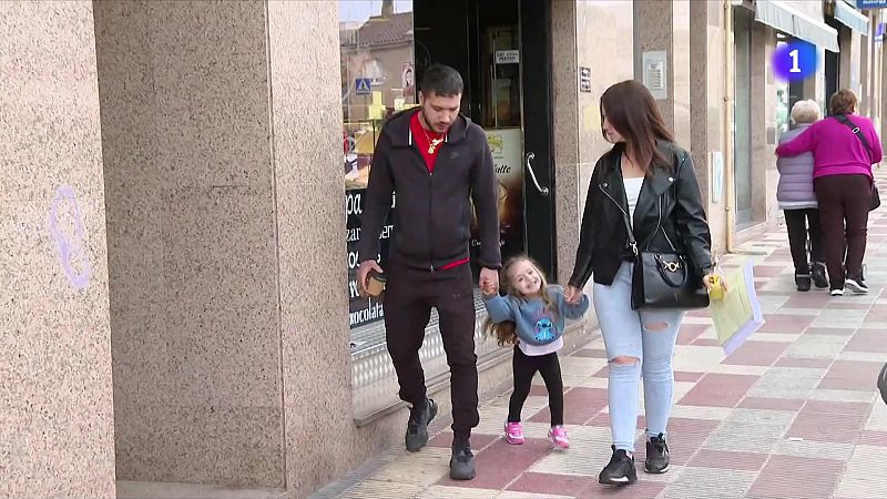 Tres anys per poder inscriure la seva filla al Registre Civil - L'Informatiu | Veure