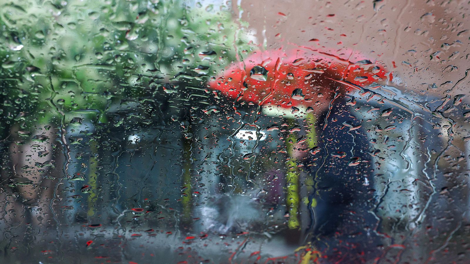 La lluvia fastidia los planes de muchas personas para Semana Santa - Telediario 1 | Ver