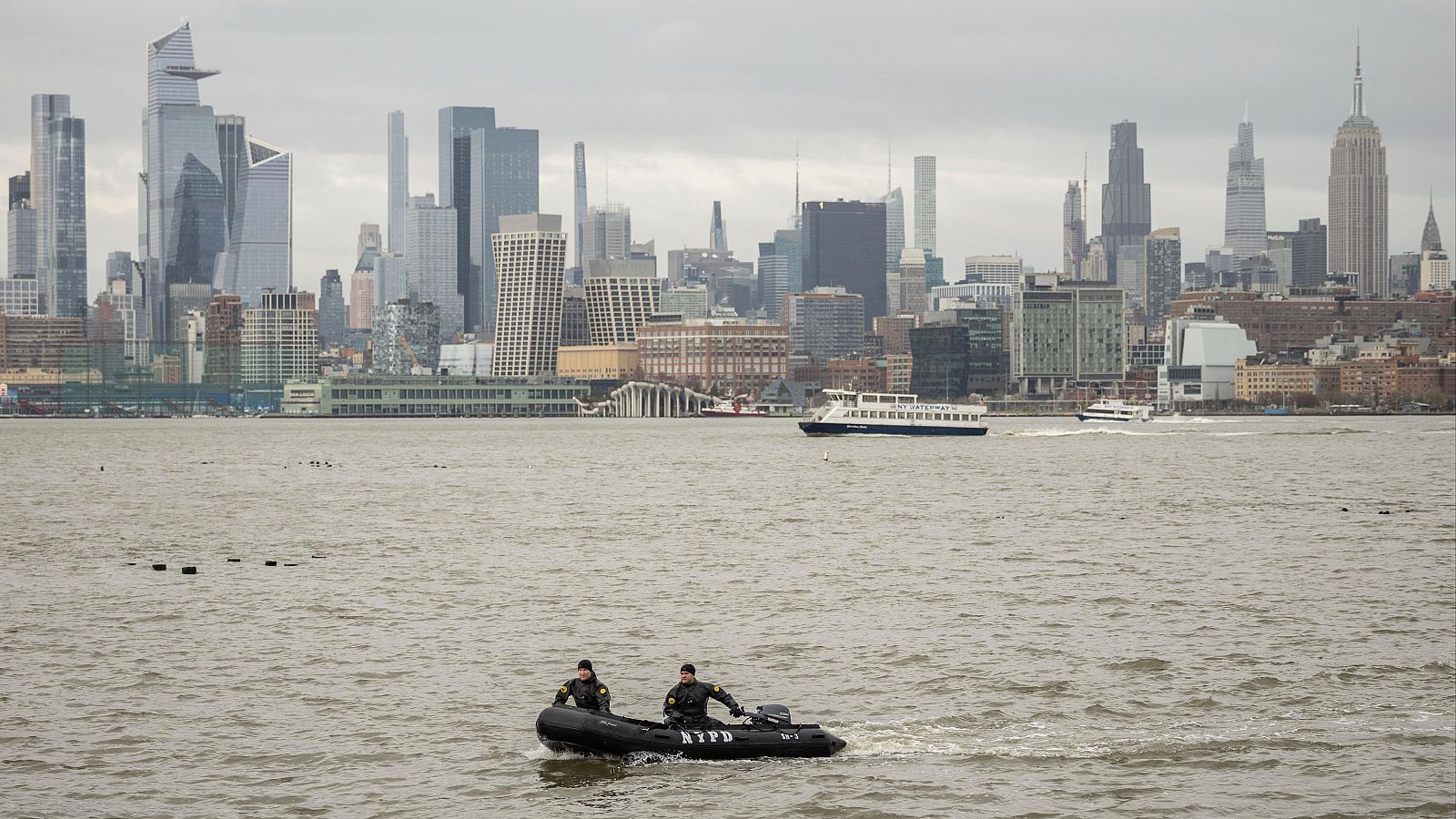 Siguen buscando piezas del helicóptero accidentado en el Hudson | Ver