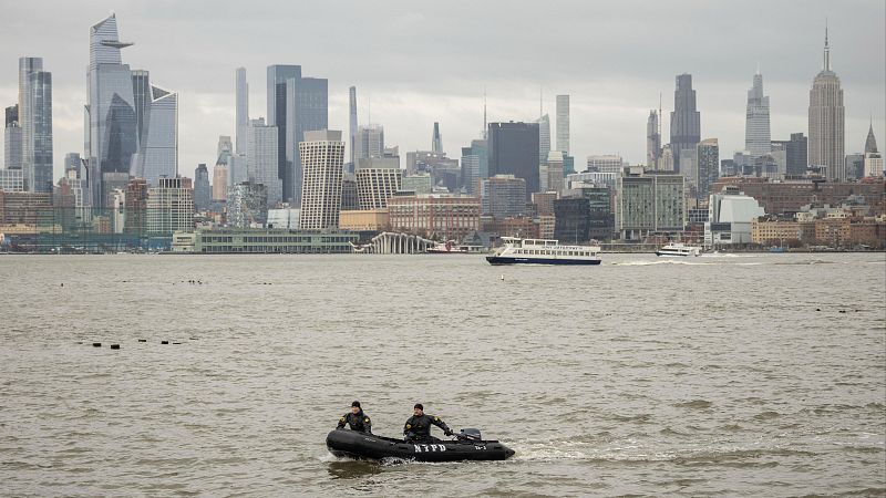 Sigue la búsqueda de partes del helicóptero accidentado en aguas del río Hudson
