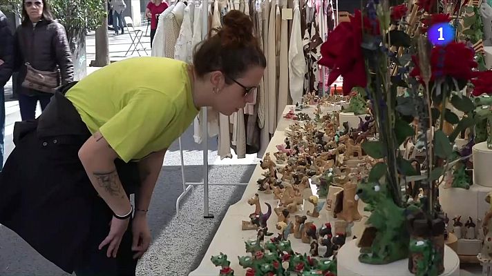 L'Informatiu - Veïns i comerços de l'eix Creu Coberta a Barcelona ja celebren la diada de Sant Jordi