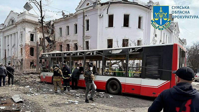 Un bombardeo ruso deja al menos 32 muertos y casi cien heridos en Sumi, en el noreste de Ucrania