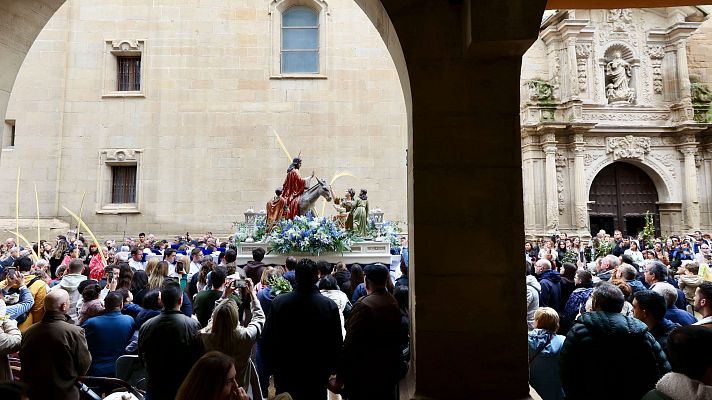 Telediario Fin de Semana - Las procesiones de Domingo de Ramos salen a las calles mirando al cielo