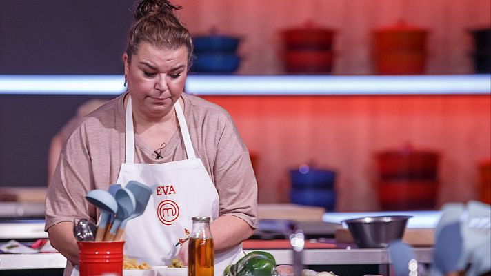 MasterChef - Una aspirante bebe cerveza y como aceitunas en pleno cocinado