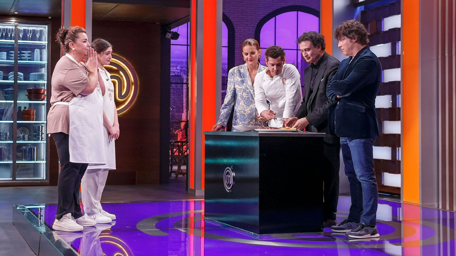 El divertido momento de Eduardo Casanova y Ariana - MasterChef | Ver