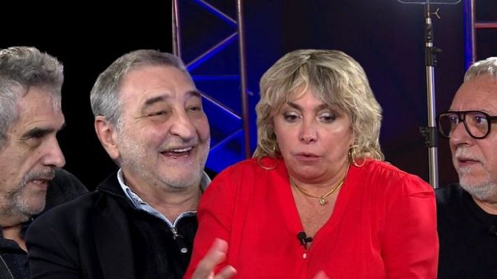 Debate en plató de televisión con cuatro personas; una mujer con blusa roja y collar dorado, y tres hombres. Fondo oscuro con micrófono.  Texto superior: \"Voces maestras_Creación de ficción\".