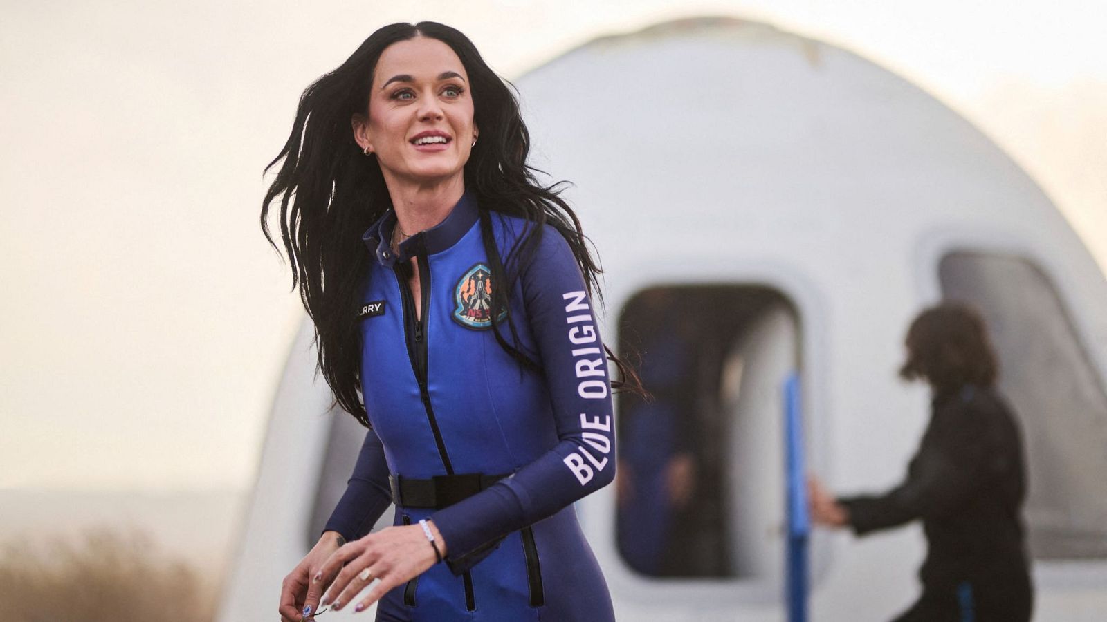 Katy Perry regresa del espacio con la primera tripulación femenina | Ver