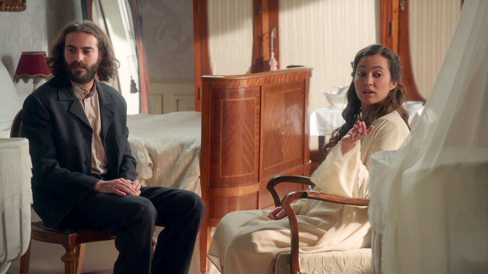 La Promesa - Así elegirán Catalina y Adriano el nombre de los bebés - La promesa | Ver