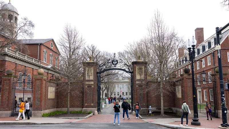 Trump ordena congelar la financiación federal a Harvard