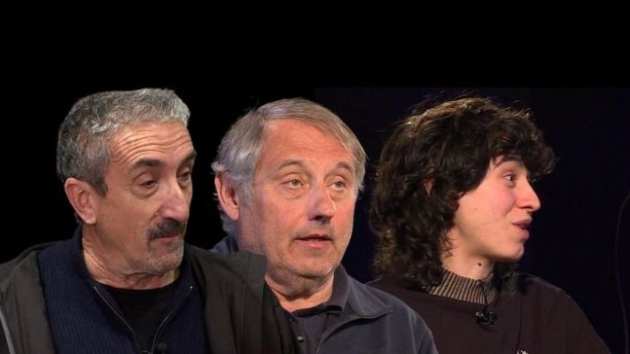 Tres hombres, dos mayores y uno joven, conversan en un fondo negro.  Se ve el texto \"Voces maestras_Efectos especiales\".