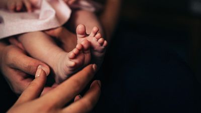 Un juez ordena a Servicios Sociales devolver un beb� a sus padres | Ver