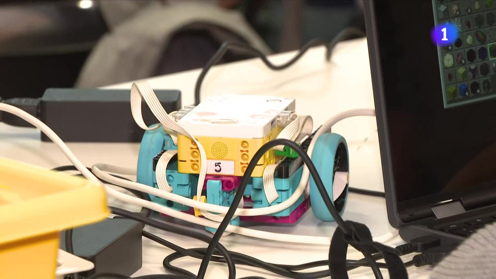 Un campus tecnològic acosta la ciència als infants de la Catalunya Sud - L'Informatiu | Veure