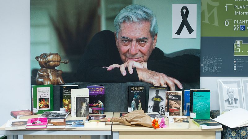 Los lectores preguntan por las obras de Mario Vargas Llosa en las librerías