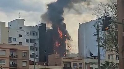 Incendio en Castell�n: los bomberos indican que algunas viviendas est�n por revisar - La tarde en 24h | Ver